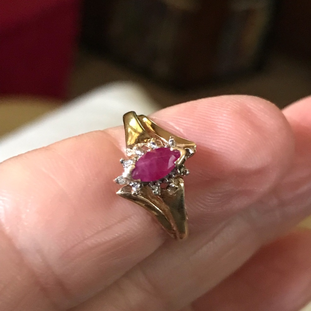 10k yellow beautiful ring with diamonds and ruby